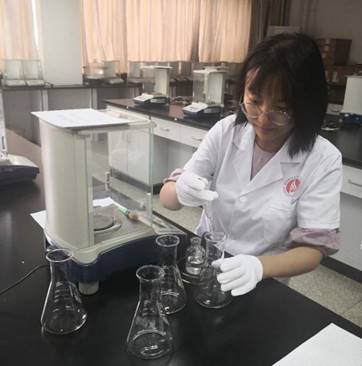 图片包含 室内, 人, 桌子, 厨房描述已自动生成